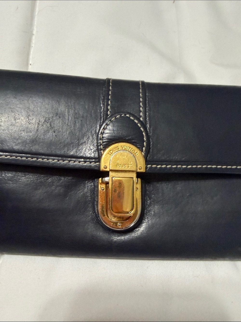 Authentic Louis Vuitton Utah Leather Sarah longwallet with gold toned pushlock. - Picture 3 of 10